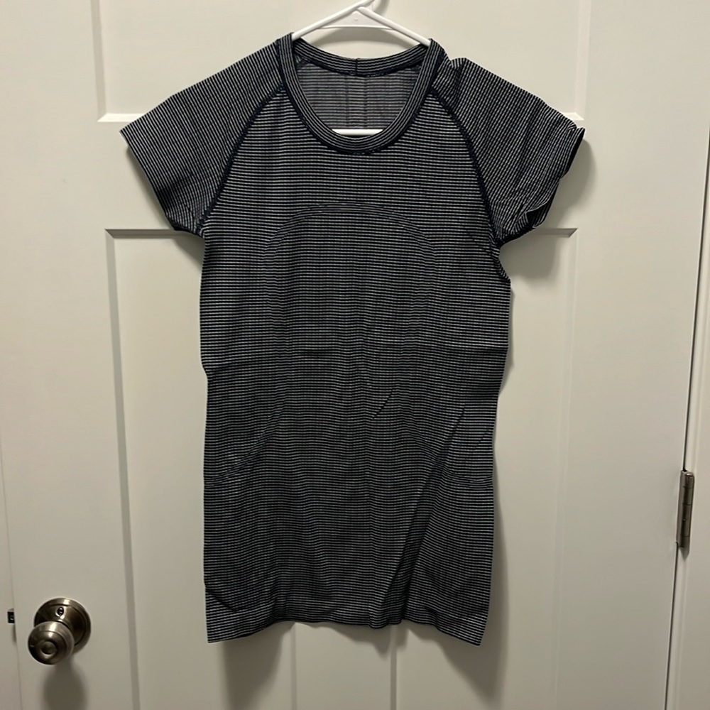 Lululemon scuba tee. Navy and white striped. Sz 6.